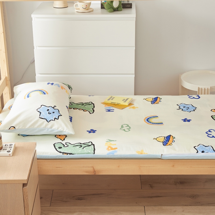 91家纺网 家纺一手货源 找家纺 怡家居  2023新款棉加水晶绒开学季学生床垫套 小恐龙