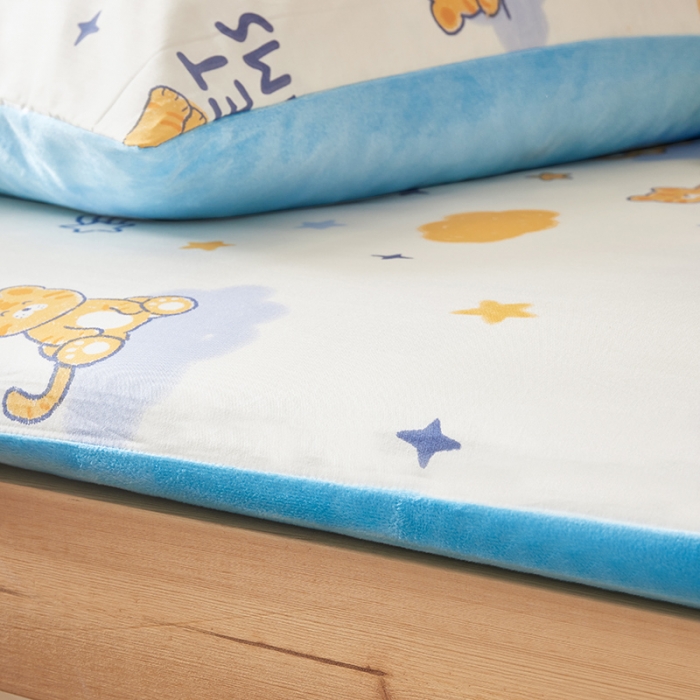 91家纺网 家纺一手货源 找家纺 怡家居  2023新款棉加水晶绒开学季学生床垫套 小老虎