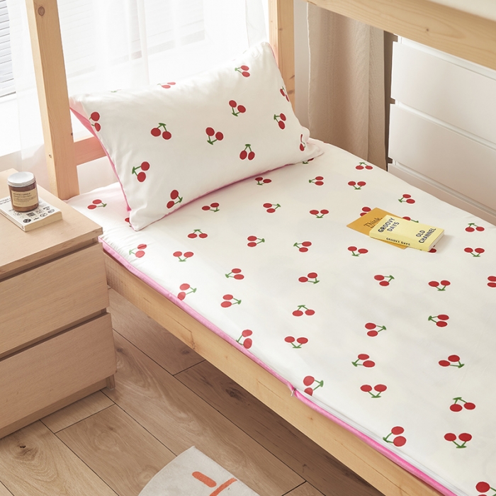 91家纺网 家纺一手货源 找家纺 怡家居  2023新款棉加水晶绒开学季学生床垫套 樱桃派对