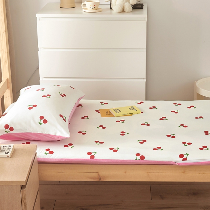 91家纺网 家纺一手货源 找家纺 怡家居  2023新款棉加水晶绒开学季学生床垫套 樱桃派对