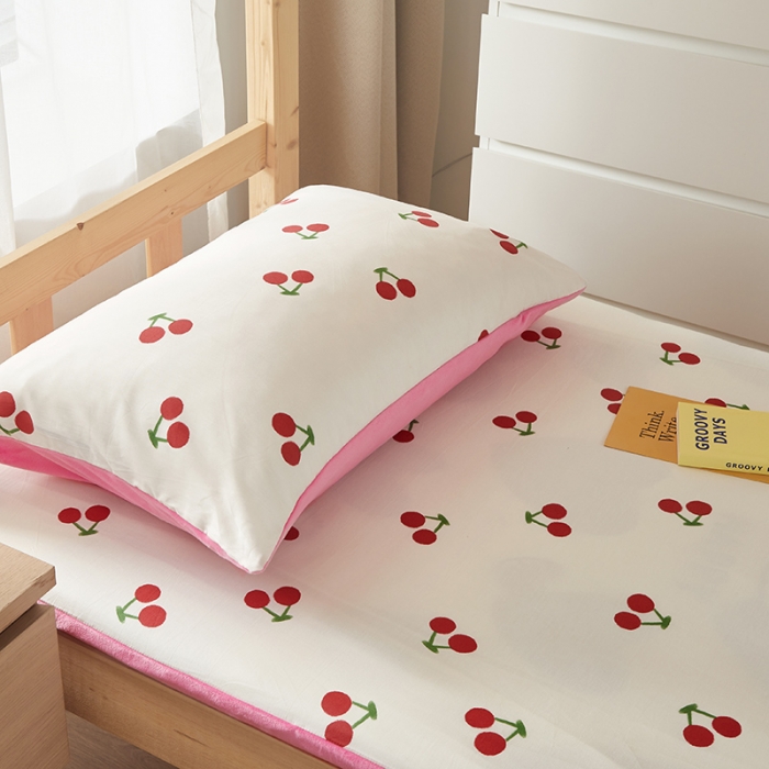 91家纺网 家纺一手货源 找家纺 怡家居  2023新款棉加水晶绒开学季学生床垫套 樱桃派对