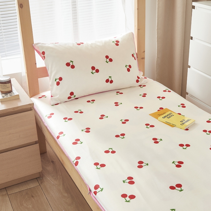 91家纺网 家纺一手货源 找家纺 怡家居  2023新款棉加水晶绒开学季学生床垫套 樱桃派对