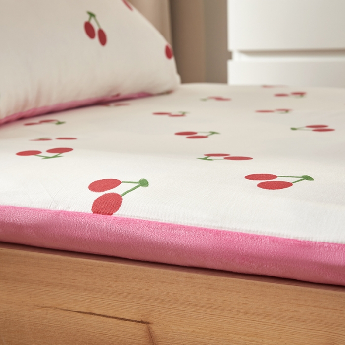 91家纺网 家纺一手货源 找家纺 怡家居  2023新款棉加水晶绒开学季学生床垫套 樱桃派对