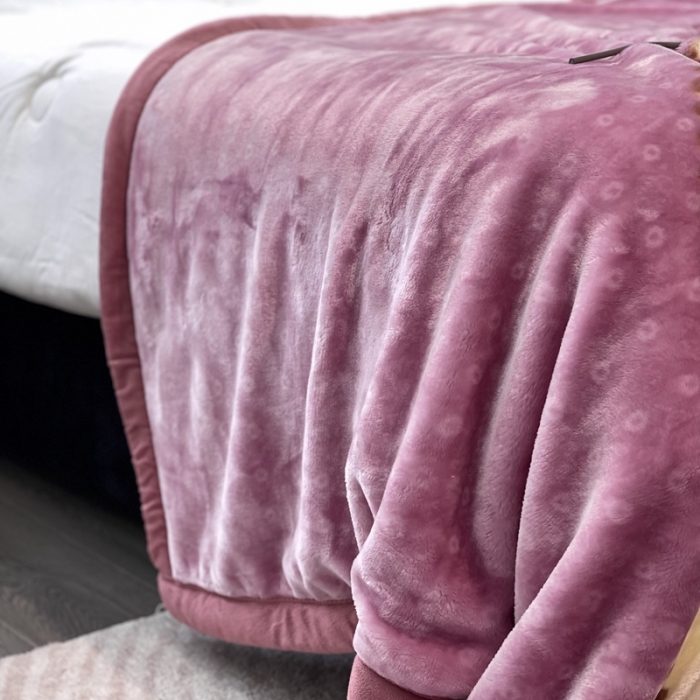 91家纺网 家纺一手货源 找家纺 缔缦 2022新款More design毛毯 天鹅绒毯 粉紫色