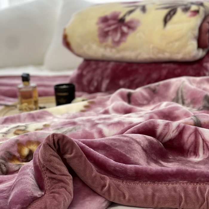 91家纺网 家纺一手货源 找家纺 缔缦 2022新款More design毛毯 天鹅绒毯 粉紫色