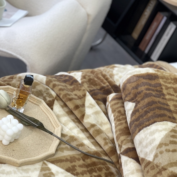 91家纺网 家纺一手货源 找家纺 缔缦 2022新款More design毛毯 兔绒毯 咖色