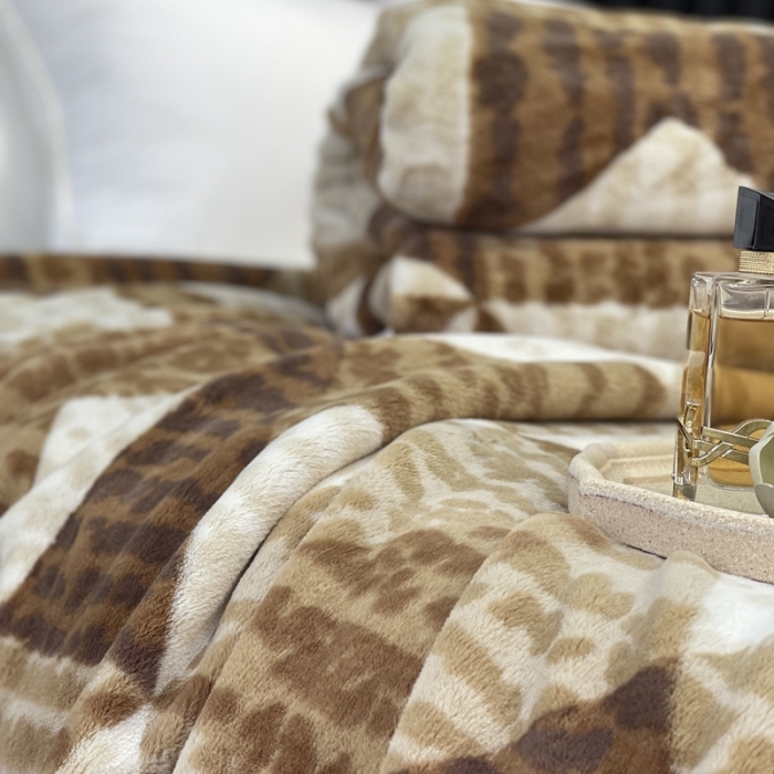 91家纺网 家纺一手货源 找家纺 缔缦 2022新款More design毛毯 兔绒毯 咖色