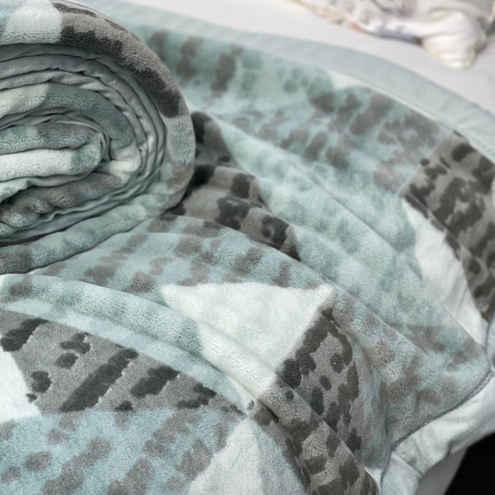91家纺网 家纺一手货源 找家纺 缔缦 2022新款More design毛毯 兔绒毯 水蓝