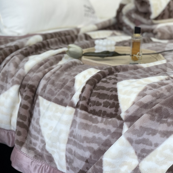 91家纺网 家纺一手货源 找家纺 缔缦 2022新款More design毛毯 兔绒毯 紫豆沙