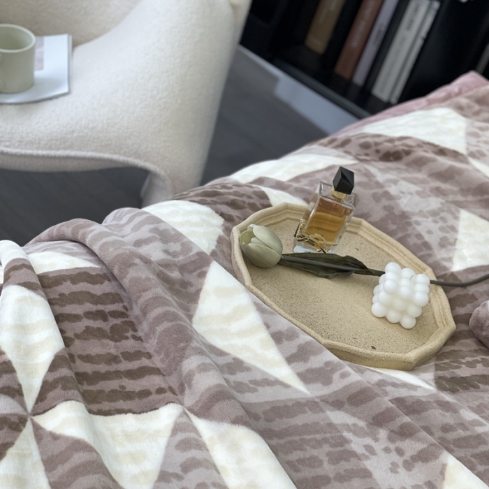 91家纺网 家纺一手货源 找家纺 缔缦 2022新款More design毛毯 兔绒毯 紫豆沙