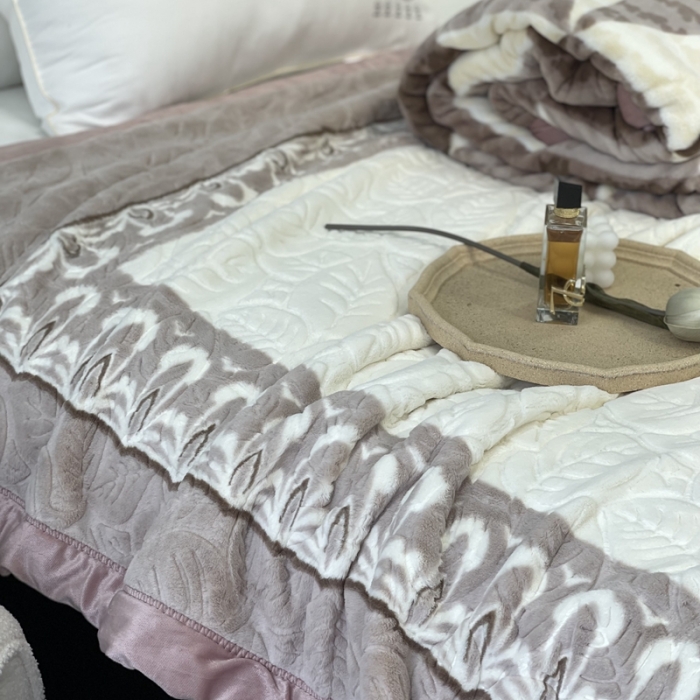 91家纺网 家纺一手货源 找家纺 缔缦 2022新款More design毛毯 兔绒毯 紫豆沙