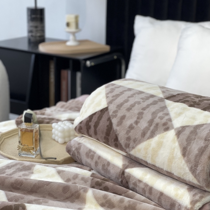 91家纺网 家纺一手货源 找家纺 缔缦 2022新款More design毛毯 兔绒毯 紫豆沙