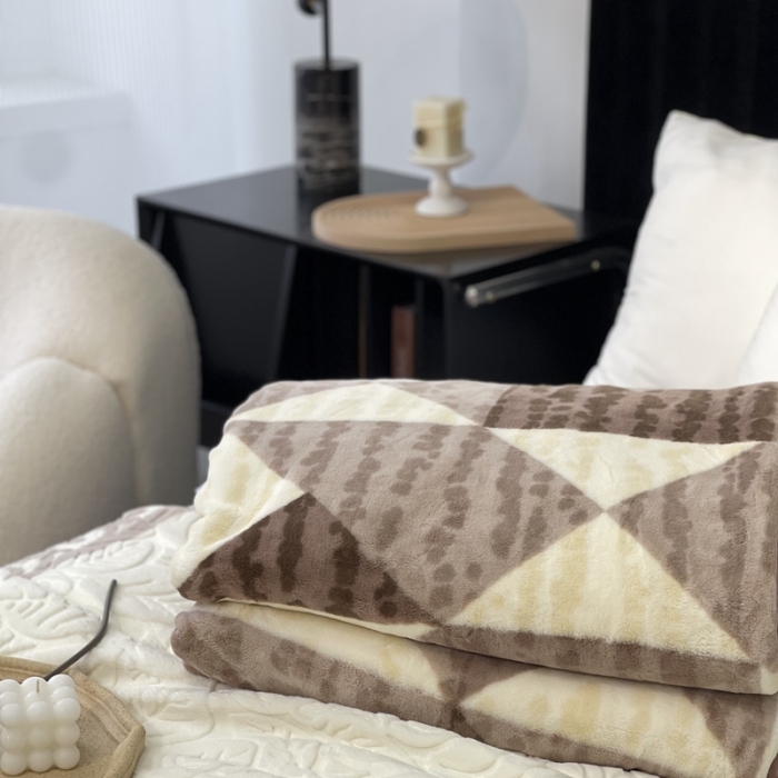 91家纺网 家纺一手货源 找家纺 缔缦 2022新款More design毛毯 兔绒毯 紫豆沙