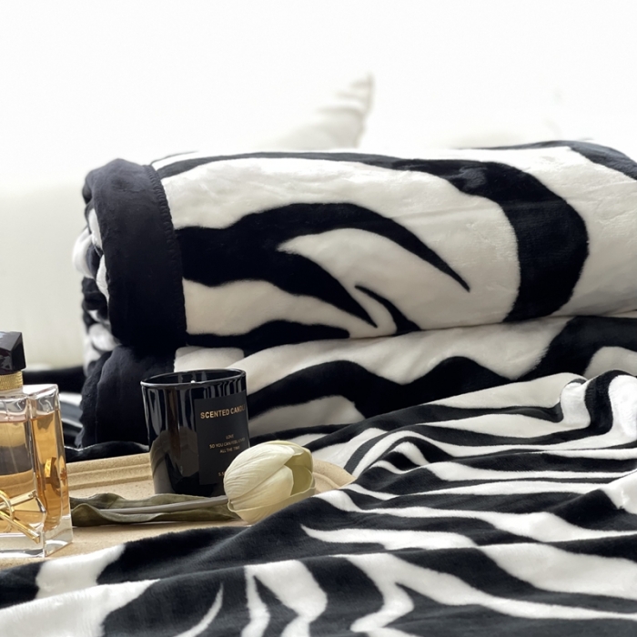 91家纺网 家纺一手货源 找家纺 缔缦 2022新款More design毛毯 云丝毯 斑马纹