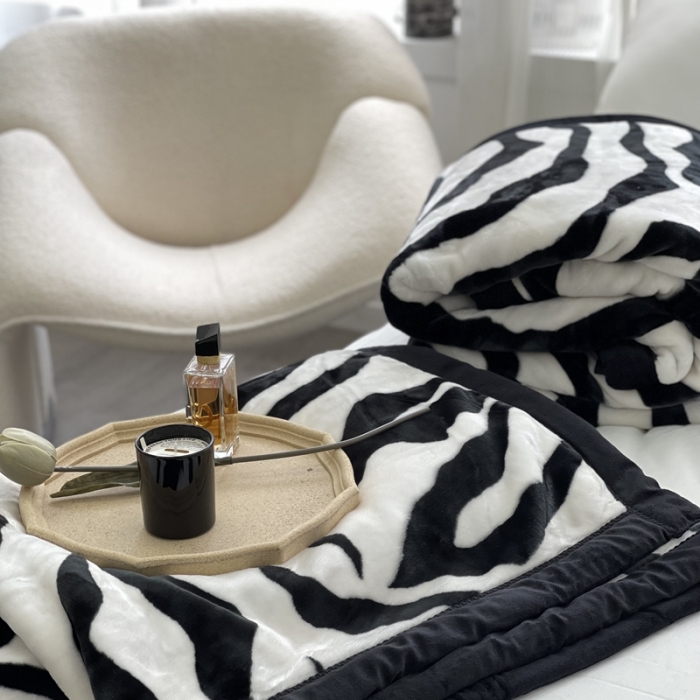 91家纺网 家纺一手货源 找家纺 缔缦 2022新款More design毛毯 云丝毯 斑马纹