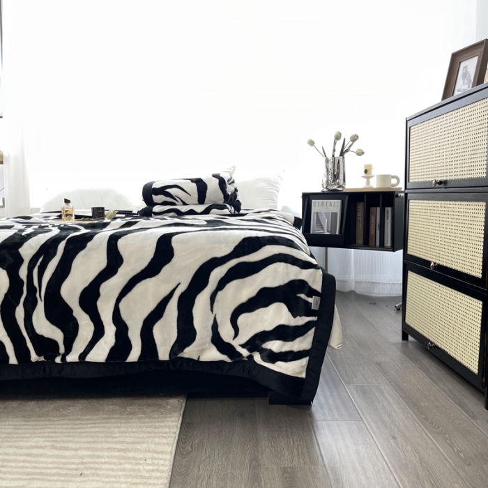 91家纺网 家纺一手货源 找家纺 缔缦 2022新款More design毛毯 云丝毯 斑马纹