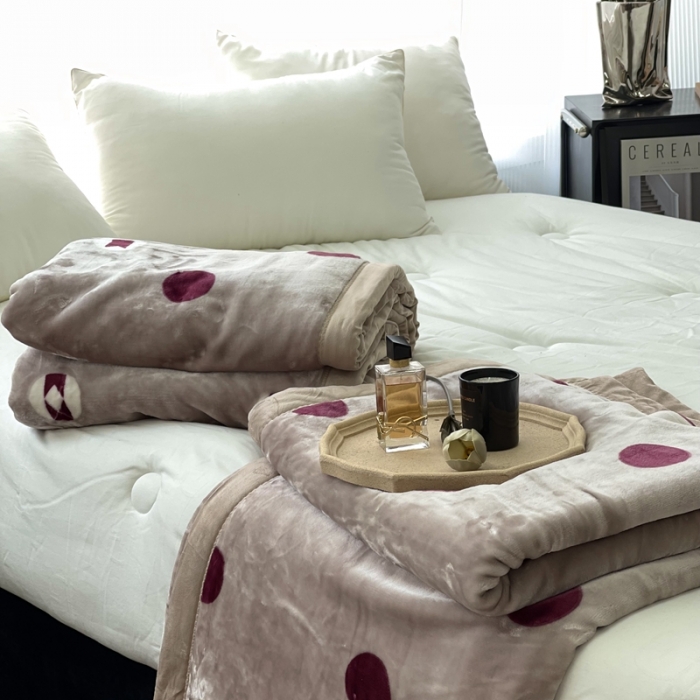 91家纺网 家纺一手货源 找家纺 缔缦 2022新款More design毛毯 云丝毯 大波点