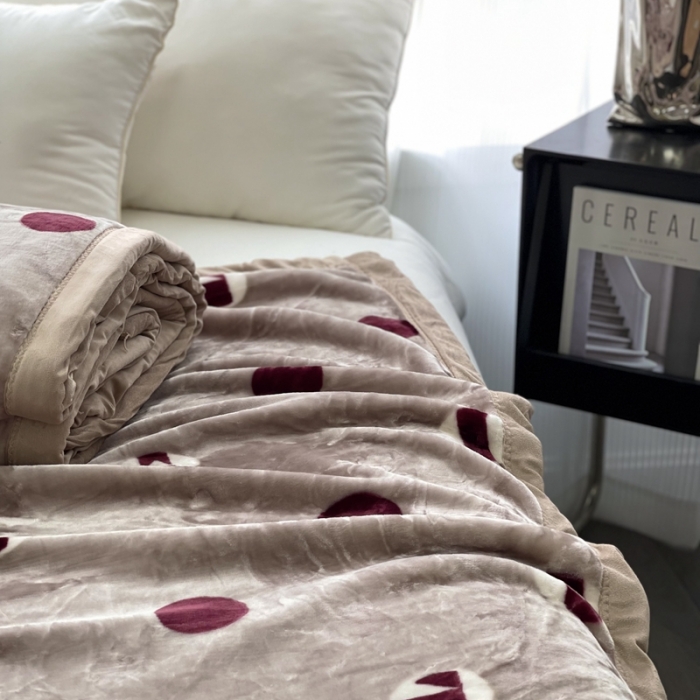 91家纺网 家纺一手货源 找家纺 缔缦 2022新款More design毛毯 云丝毯 大波点