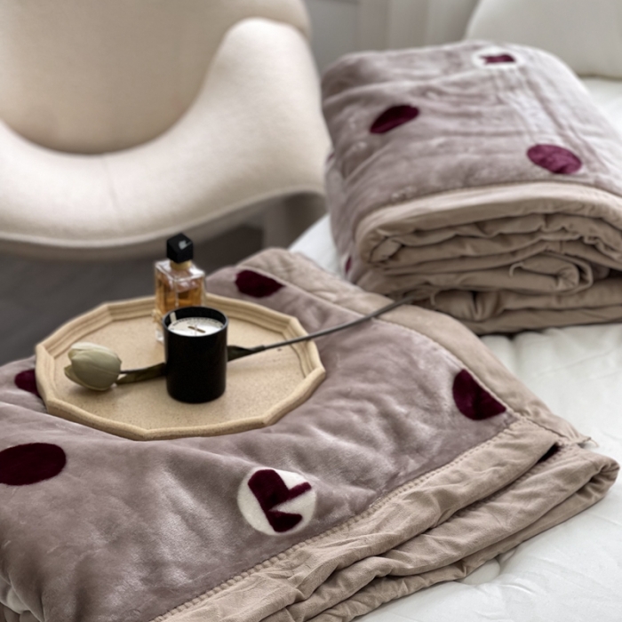 91家纺网 家纺一手货源 找家纺 缔缦 2022新款More design毛毯 云丝毯 大波点