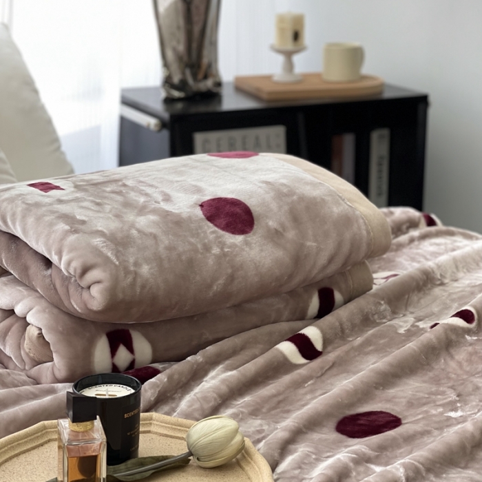 91家纺网 家纺一手货源 找家纺 缔缦 2022新款More design毛毯 云丝毯 大波点