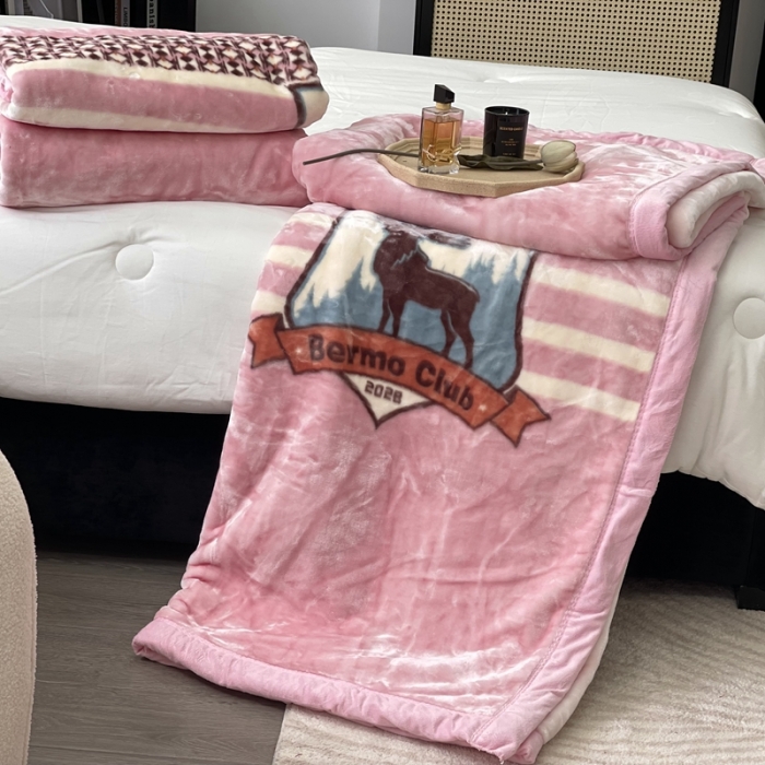 91家纺网 家纺一手货源 找家纺 缔缦 2022新款More design毛毯 云丝毯 粉色