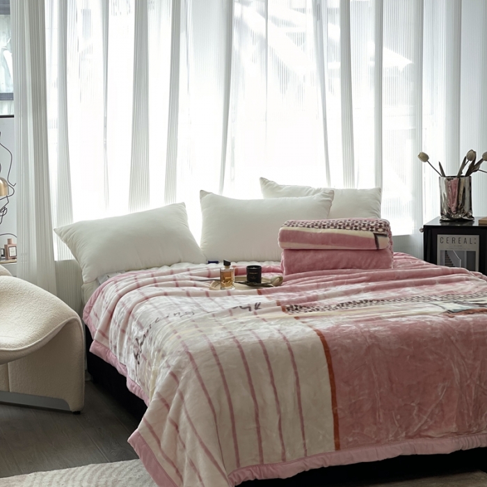 91家纺网 家纺一手货源 找家纺 缔缦 2022新款More design毛毯 云丝毯 粉色