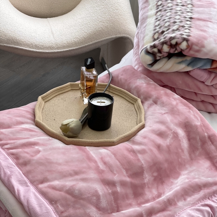 91家纺网 家纺一手货源 找家纺 缔缦 2022新款More design毛毯 云丝毯 粉色