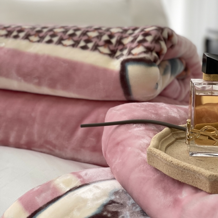 91家纺网 家纺一手货源 找家纺 缔缦 2022新款More design毛毯 云丝毯 粉色