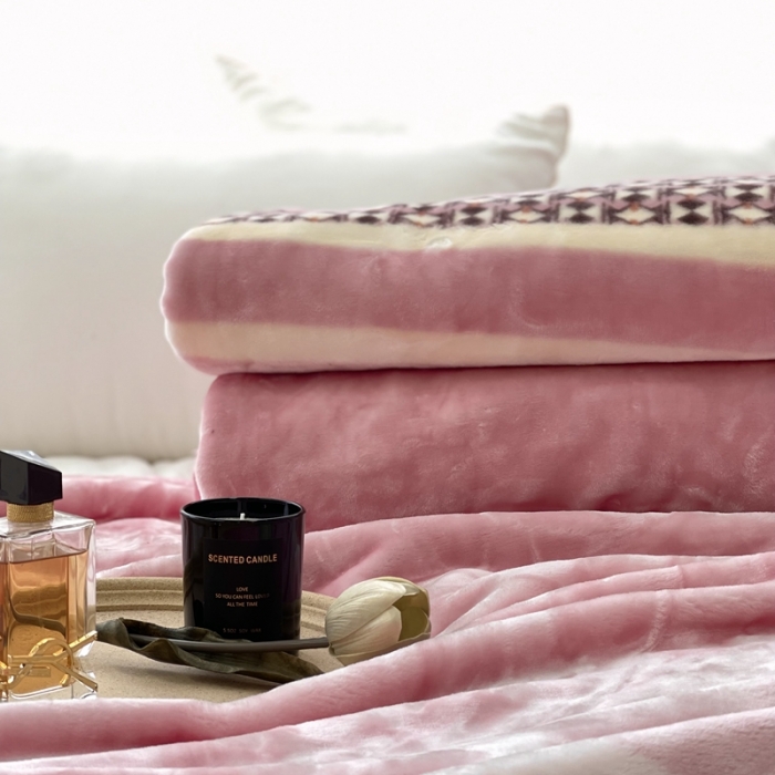 91家纺网 家纺一手货源 找家纺 缔缦 2022新款More design毛毯 云丝毯 粉色