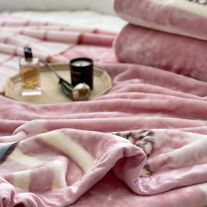 91家纺网 家纺一手货源 找家纺 缔缦 2022新款More design毛毯 云丝毯 粉色