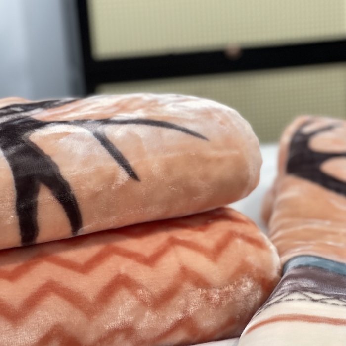 91家纺网 家纺一手货源 找家纺 缔缦 2022新款More design毛毯 云丝毯 橘粉色