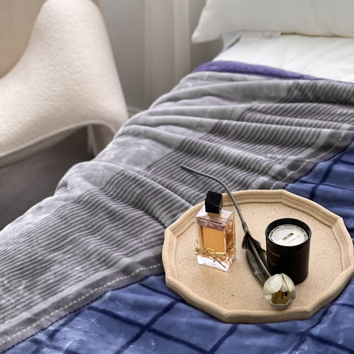 91家纺网 家纺一手货源 找家纺 缔缦 2022新款More design毛毯 云丝毯 英伦蓝