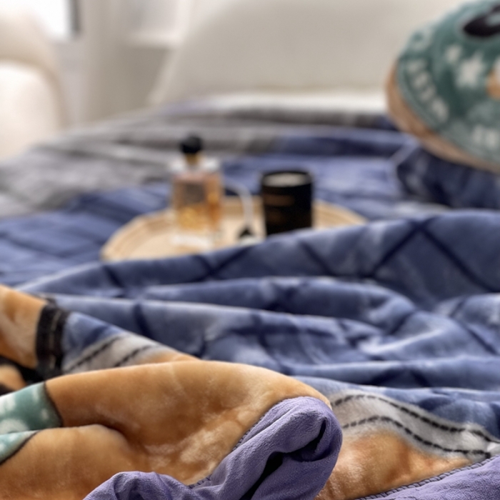 91家纺网 家纺一手货源 找家纺 缔缦 2022新款More design毛毯 云丝毯 英伦蓝