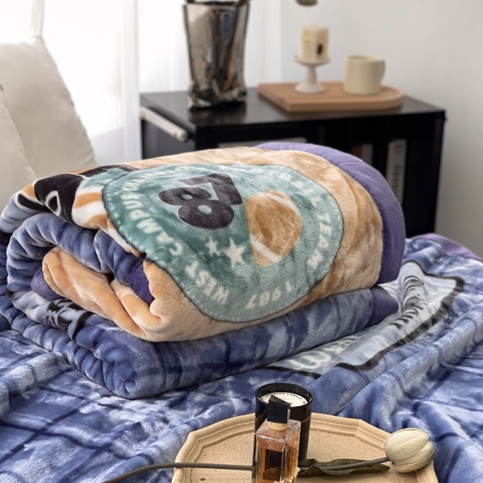 91家纺网 家纺一手货源 找家纺 缔缦 2022新款More design毛毯 云丝毯 英伦蓝