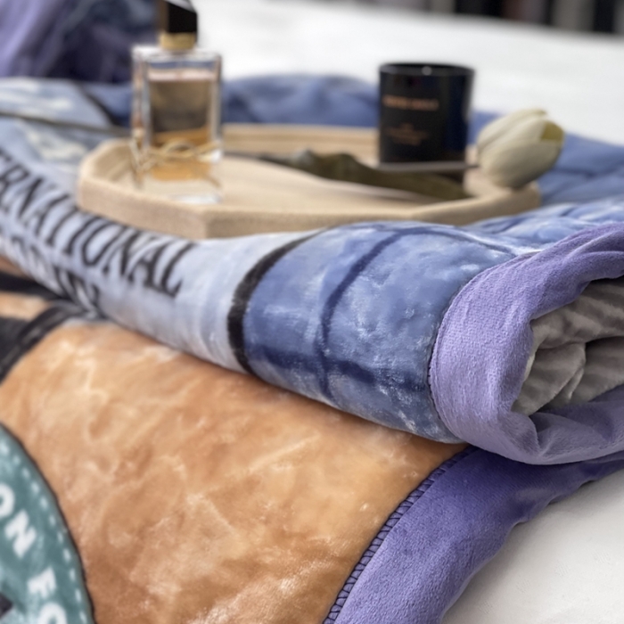 91家纺网 家纺一手货源 找家纺 缔缦 2022新款More design毛毯 云丝毯 英伦蓝