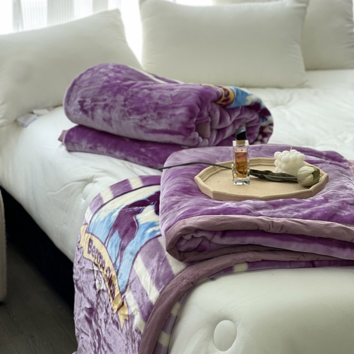 91家纺网 家纺一手货源 找家纺 缔缦 2022新款More design毛毯 云丝毯 紫色