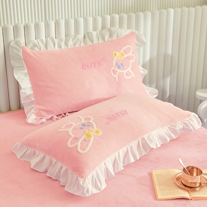 91家纺网 家纺一手货源 找家纺 泉欣新款牛奶绒卡通毛巾绣福兔系列四件套（专版花型） 福兔-粉