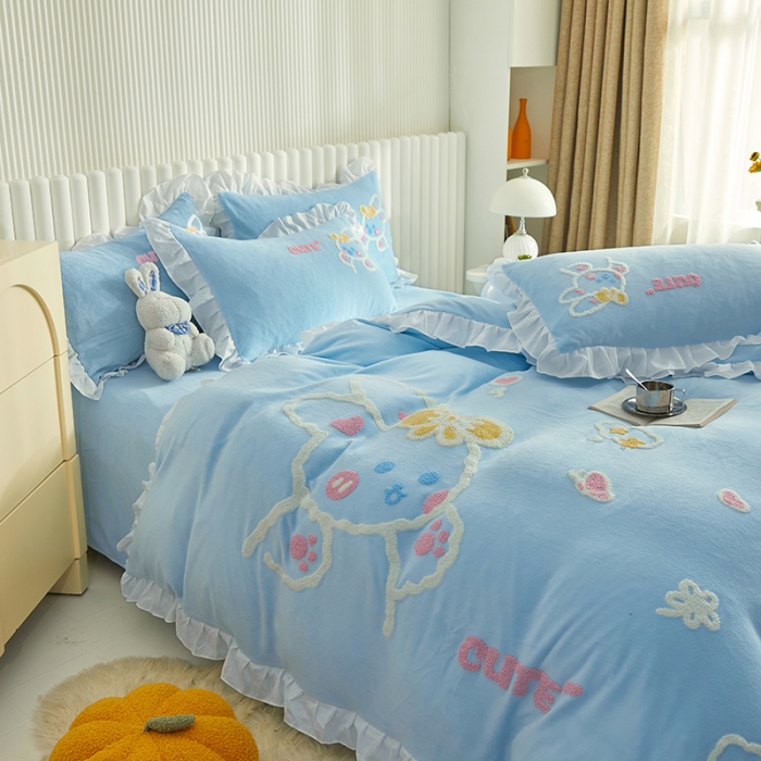 91家纺网 家纺一手货源 找家纺 泉欣新款牛奶绒卡通毛巾绣福兔系列四件套（专版花型） 福兔-蓝