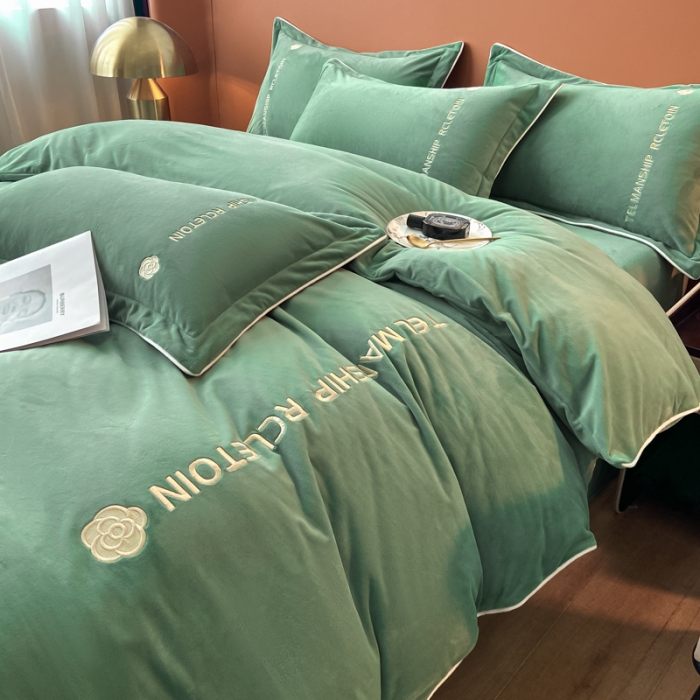 91家纺网 家纺一手货源 找家纺 嗯呢 2023新款A类高克重轻奢刺绣婴儿绒四件套 抹茶绿