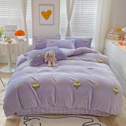 91家纺网 家纺一手货源 找家纺 麦朵2022新款毛巾绣牛奶绒四件套格子双拼法莱水晶四件套 圣诞树-紫