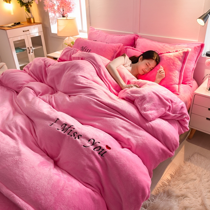 91家纺网 家纺一手货源 找家纺 简爱 2025保暖双面绒法莱绒刺绣四件套-S款MISS系列 绒miss-粉红