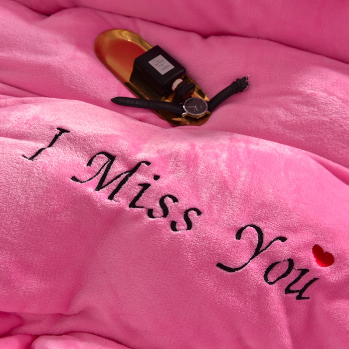 91家纺网 家纺一手货源 找家纺 简爱 2025保暖双面绒法莱绒刺绣四件套-S款MISS系列 绒miss-粉红