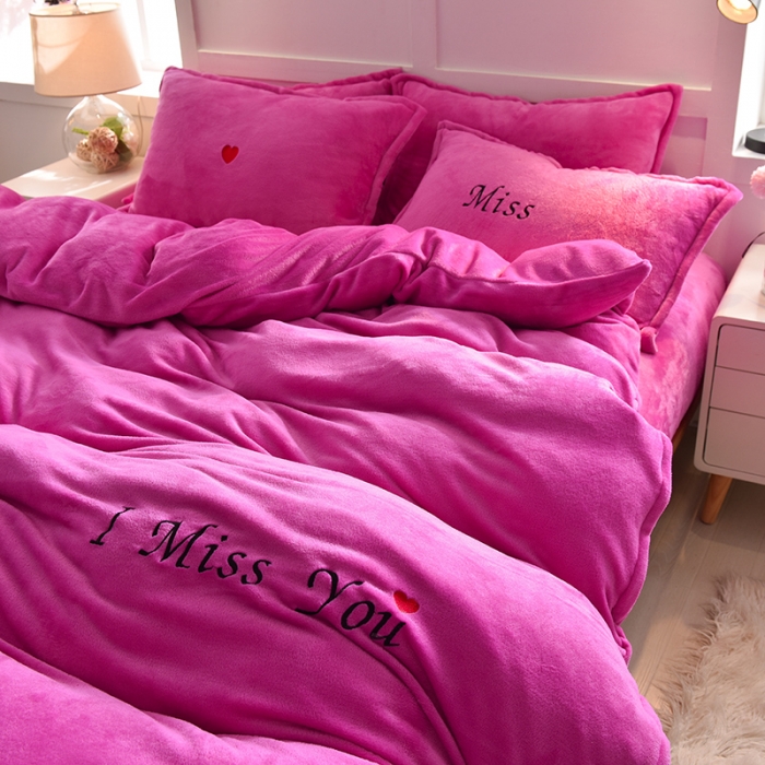 91家纺网 家纺一手货源 找家纺 简爱 2025保暖双面绒法莱绒刺绣四件套-S款MISS系列 绒miss-玫红