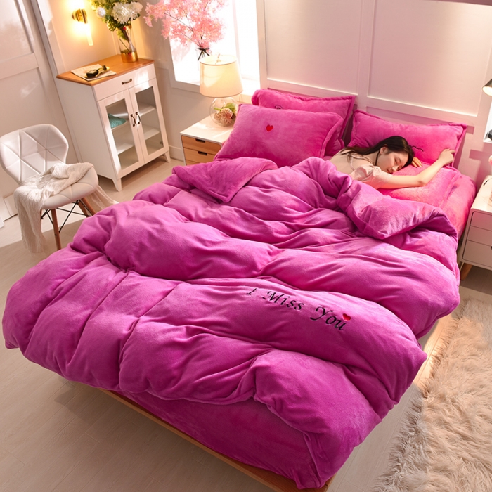 91家纺网 家纺一手货源 找家纺 简爱 2025保暖双面绒法莱绒刺绣四件套-S款MISS系列 绒miss-玫红