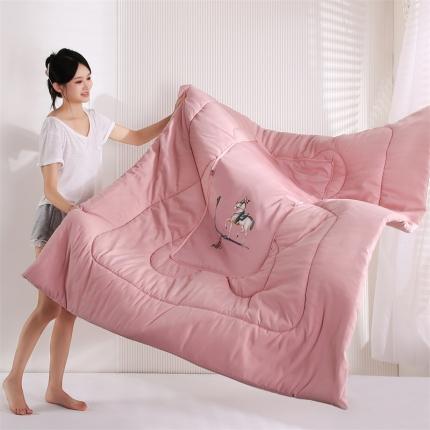 91家纺网 家纺一手货源 找家纺 雷娜家居2022新款全棉奢华仕系列抱枕被 奢华仕粉