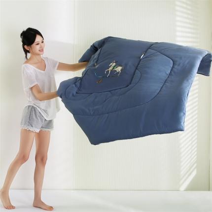 91家纺网 家纺一手货源 找家纺 雷娜家居2022新款全棉奢华仕系列抱枕被 奢华仕烟蓝