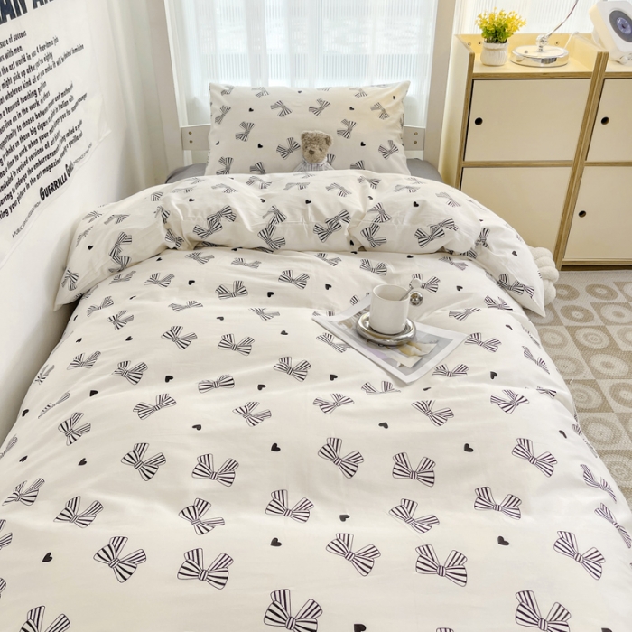 91家纺网 家纺一手货源 找家纺 昔可 2022新款开学季全棉卡通印花学生三件套 黑白爱心蝴蝶结