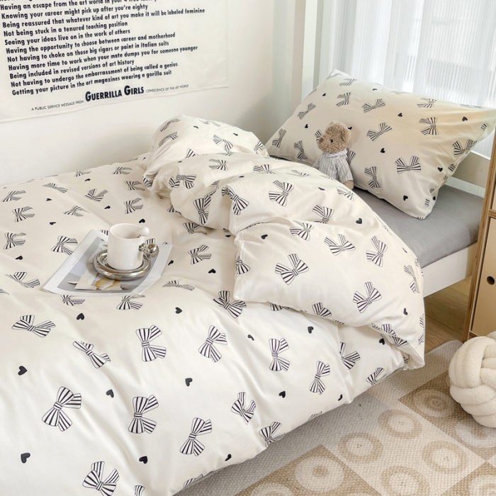 91家纺网 家纺一手货源 找家纺 昔可 2022新款开学季全棉卡通印花学生三件套 黑白爱心蝴蝶结