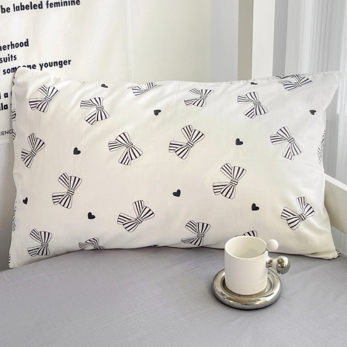 91家纺网 家纺一手货源 找家纺 昔可 2022新款开学季全棉卡通印花学生三件套 黑白爱心蝴蝶结