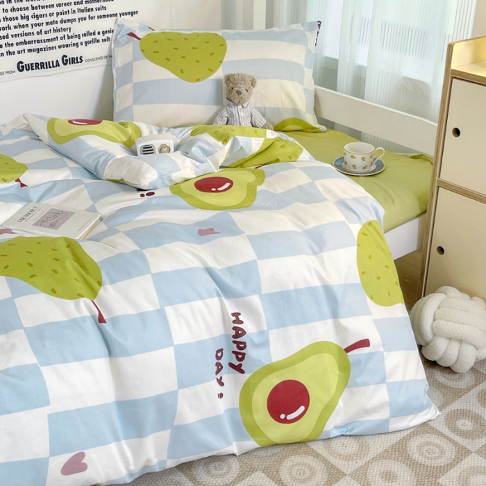 91家纺网 家纺一手货源 找家纺 昔可 2022新款开学季全棉卡通印花学生三件套 蓝棋盘绿果